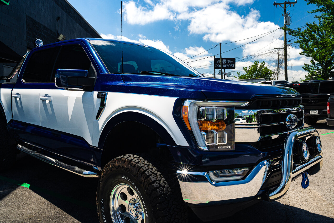 Two-tone wrap break and pinstripe along the body line of a lifted Ford F-150 Lariat