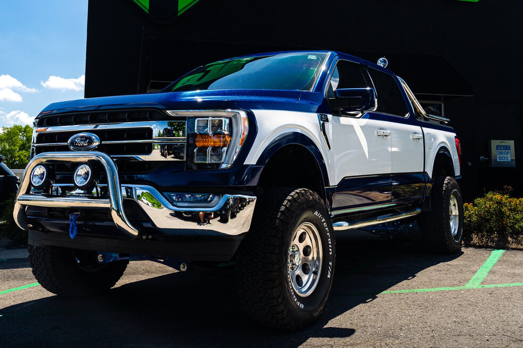 Retro two-tone wrap with pinstripe running the length of a 2021 Ford F-150 Lariat