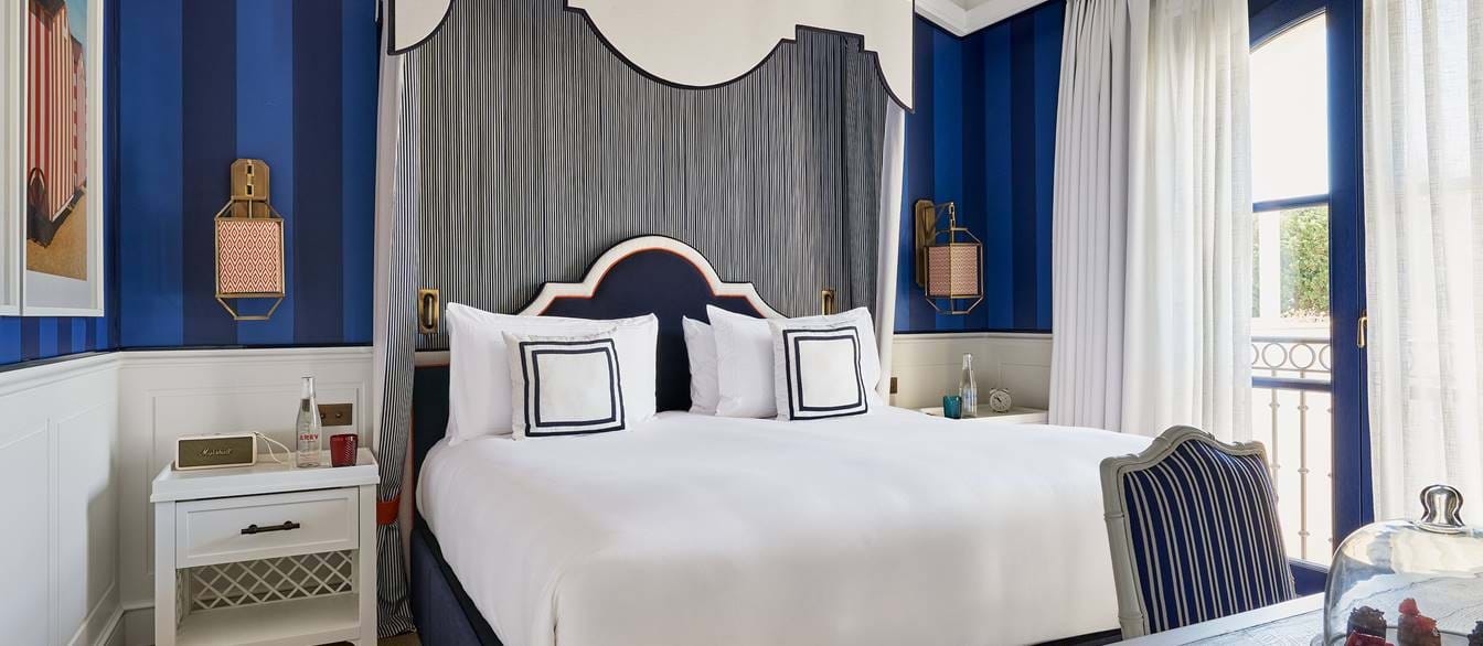 Klassisches Zimmer mit Blick auf den Garten