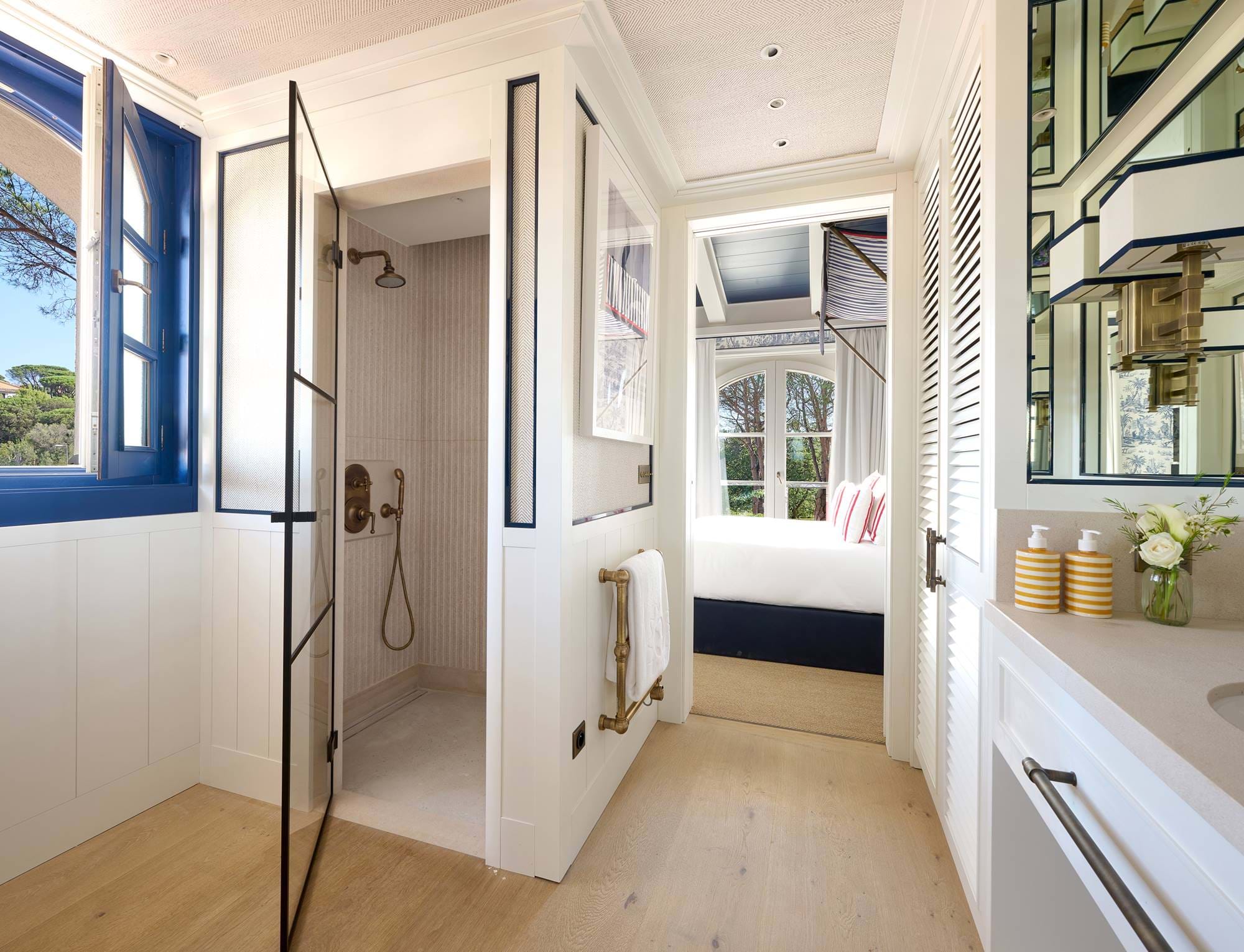 Modernes und geräumiges Badezimmer im AREV Hotel in Saint-Tropez mit begehbarer Glasdusche und hochwertiger Ausstattung.