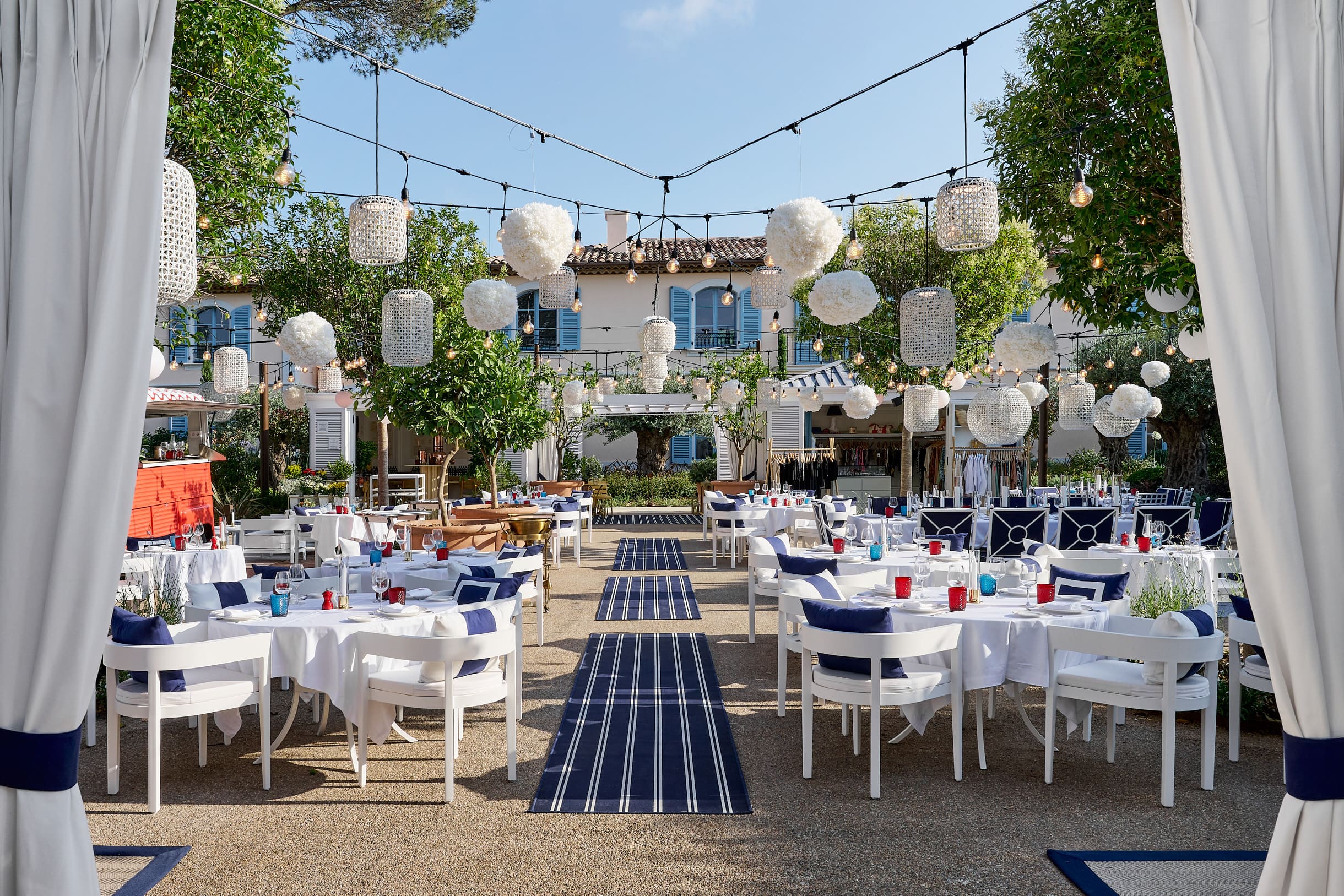 Außenterrasse des Restaurants im Hotel Arev in Saint-Tropez, festlich gedeckt unter weißen Laternen mit maritimem Dekor