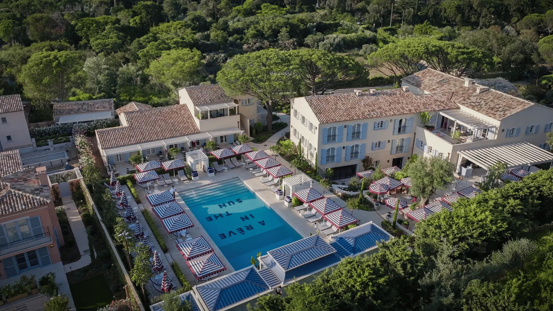 Vista aérea do AREV Saint-Tropez, revelando a sua localização privilegiada e os seus terrenos de luxo.