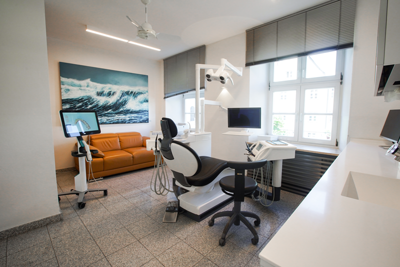 Behandlungsraum Kieferorthopädie Dr. Eberhard Ingolstadt