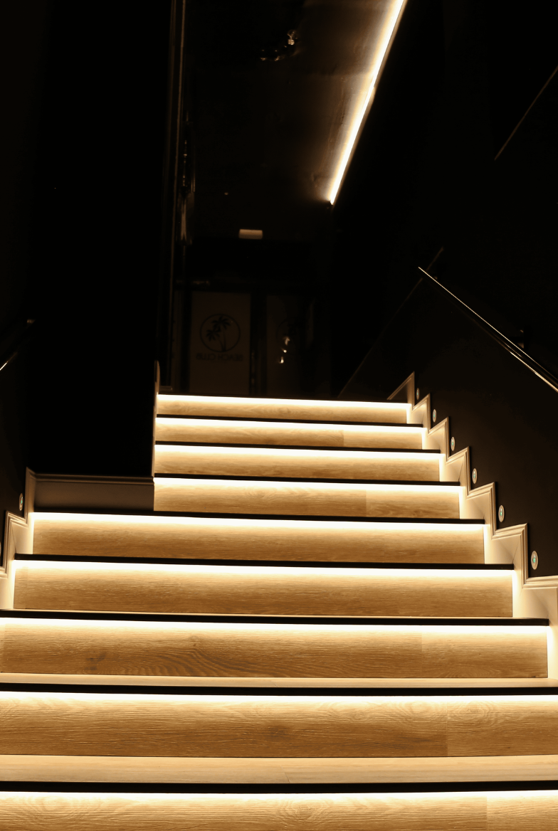 Zona lounge y barra del strip club Play Beach Barcelona con iluminacion VIP