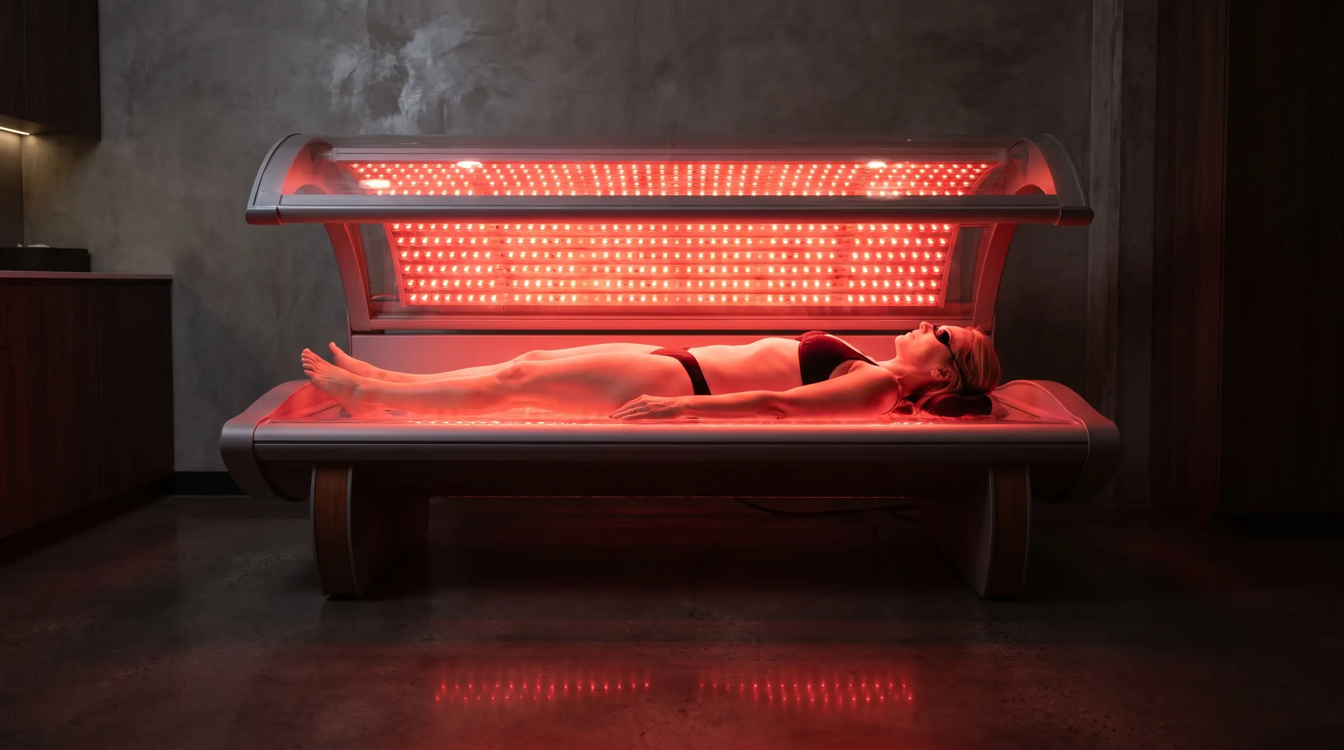 Femme allongée sur un lit de photobiomodulation corps entier