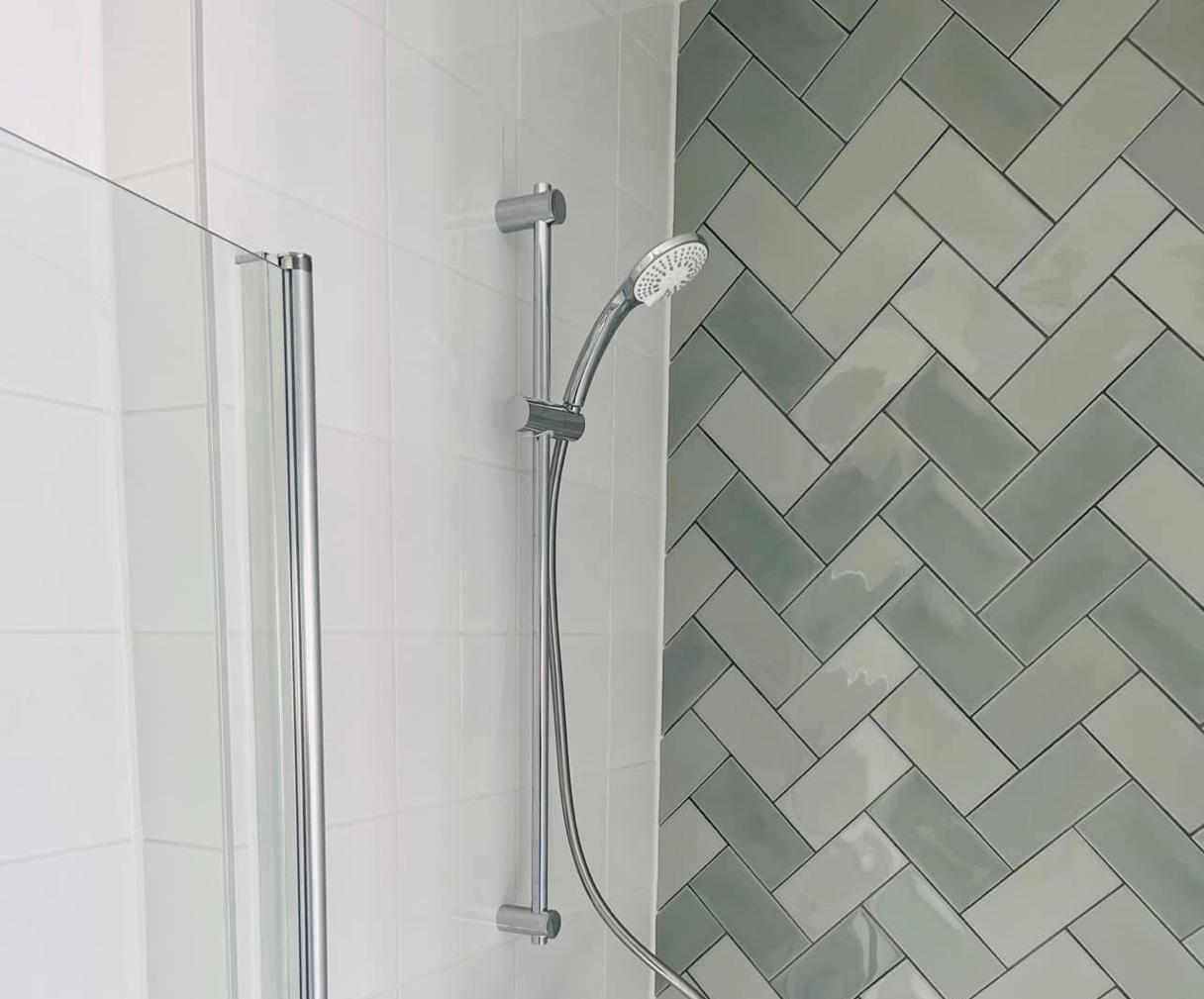 Tijdloze badkamer met handvorm decortegels groen