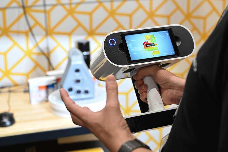 Démonstration scanner 3D sur le stand de Kreos