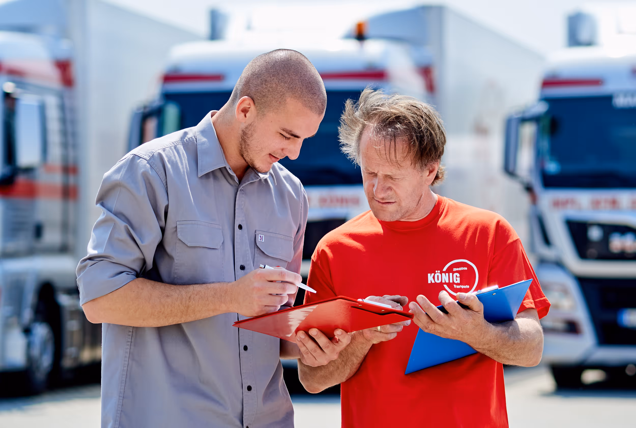 Zwei Personen beugen sich über ein Formular