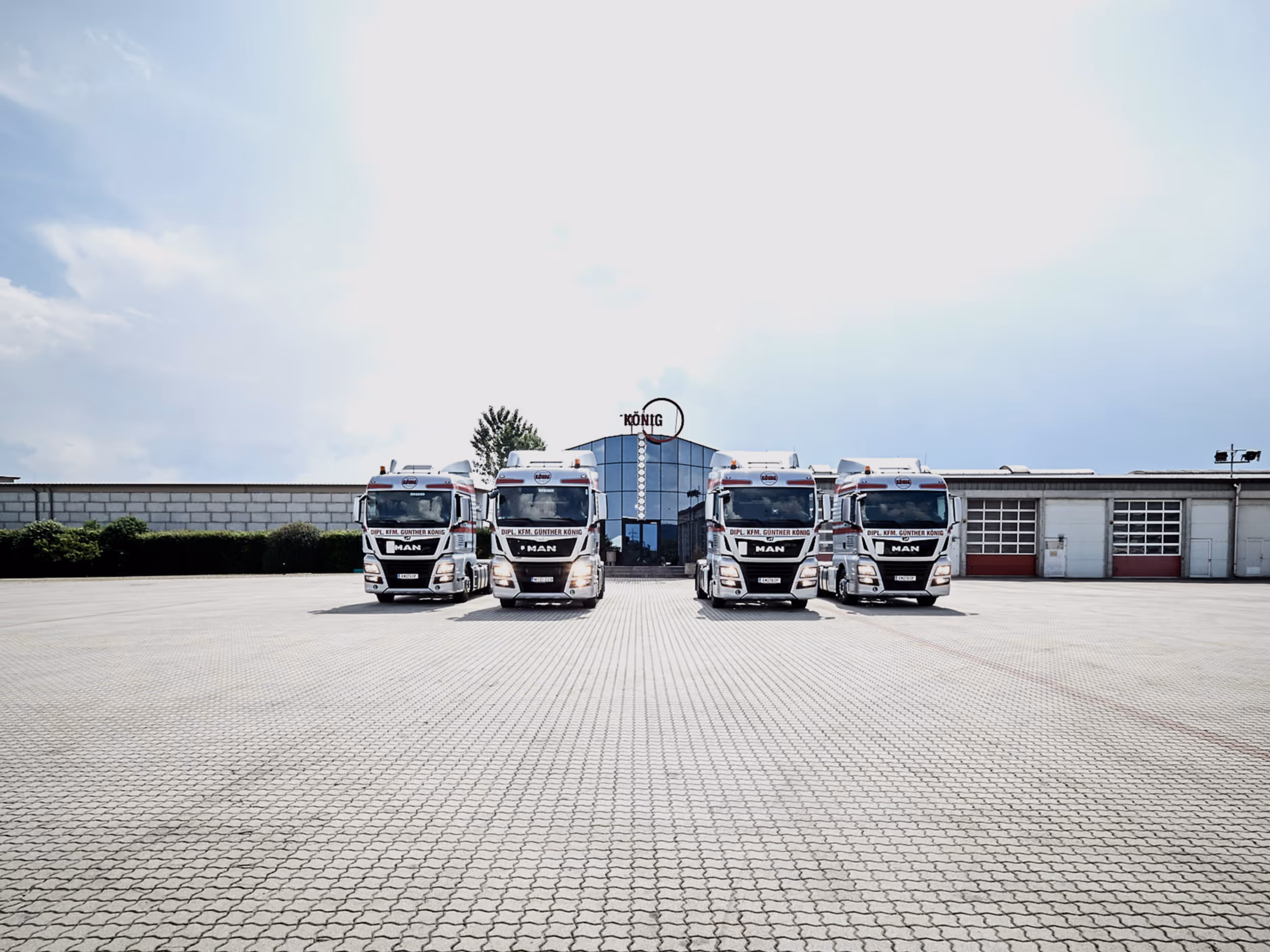 Eine Reihe von Lastwagen