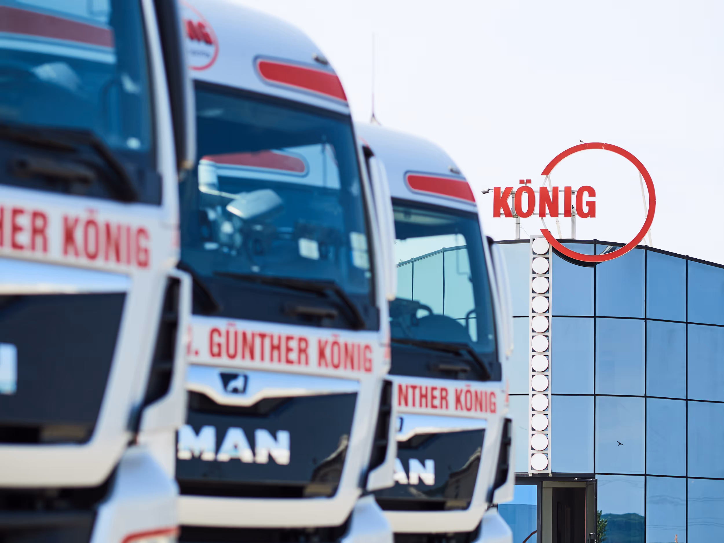 Eine Reihe von Lastwagen mit dem König-Logo