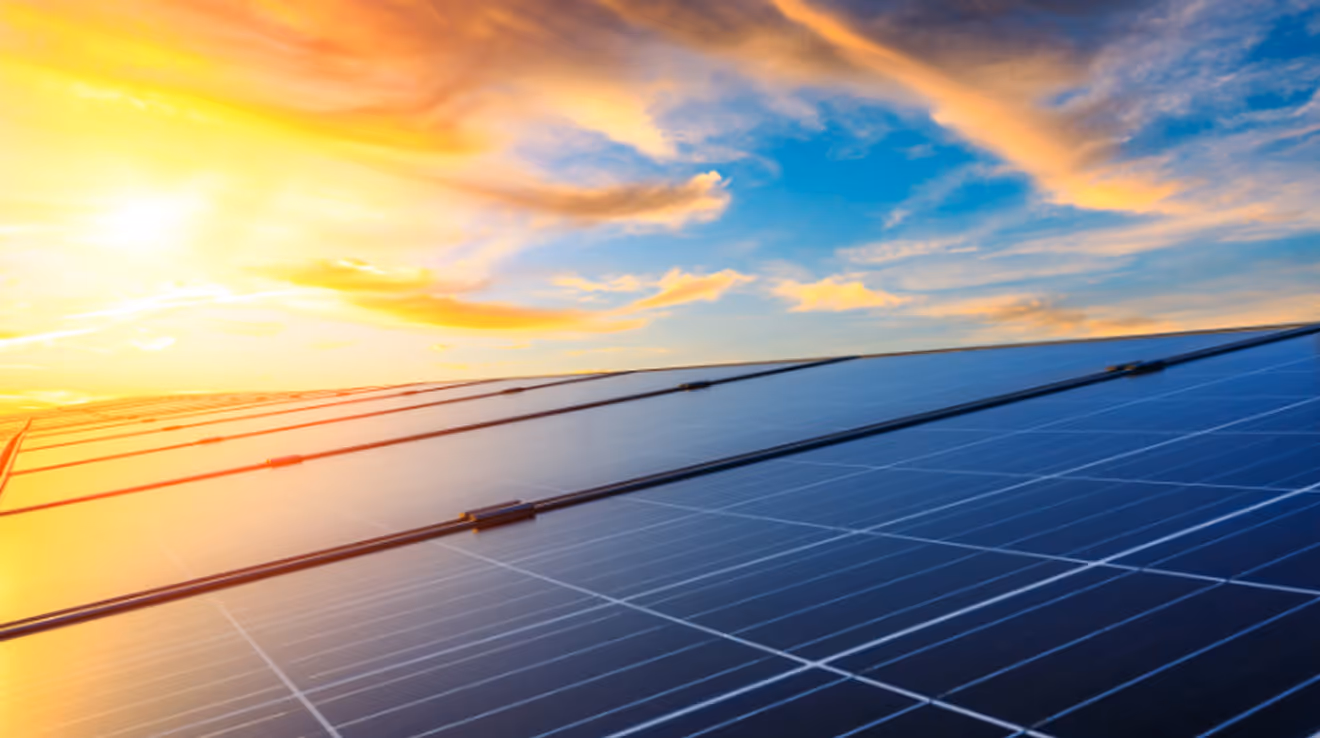 Sonnenuntergang mit Nahaufnahme von PV-Modulen