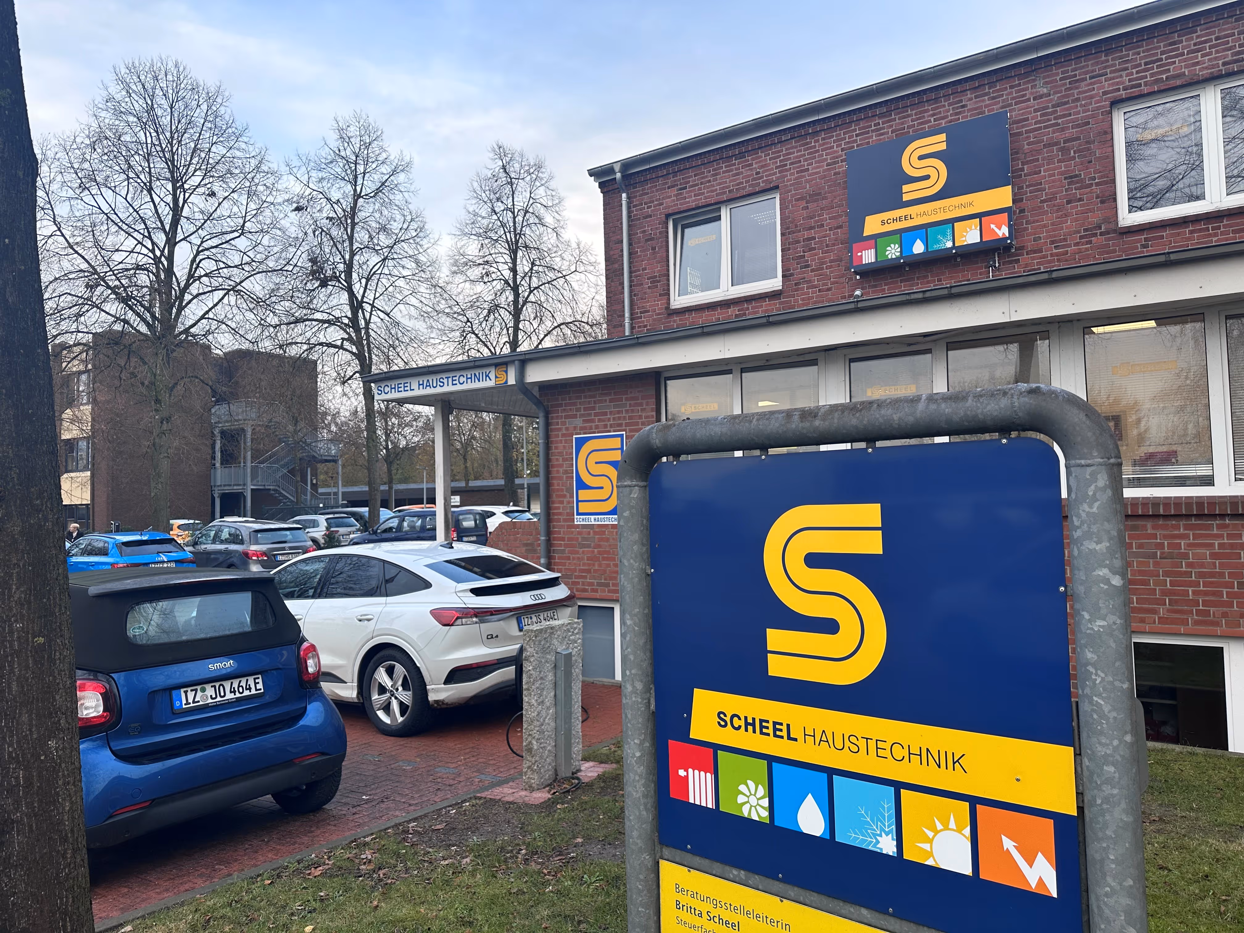 Außenansicht Scheel Haustechnik mit Firmierung