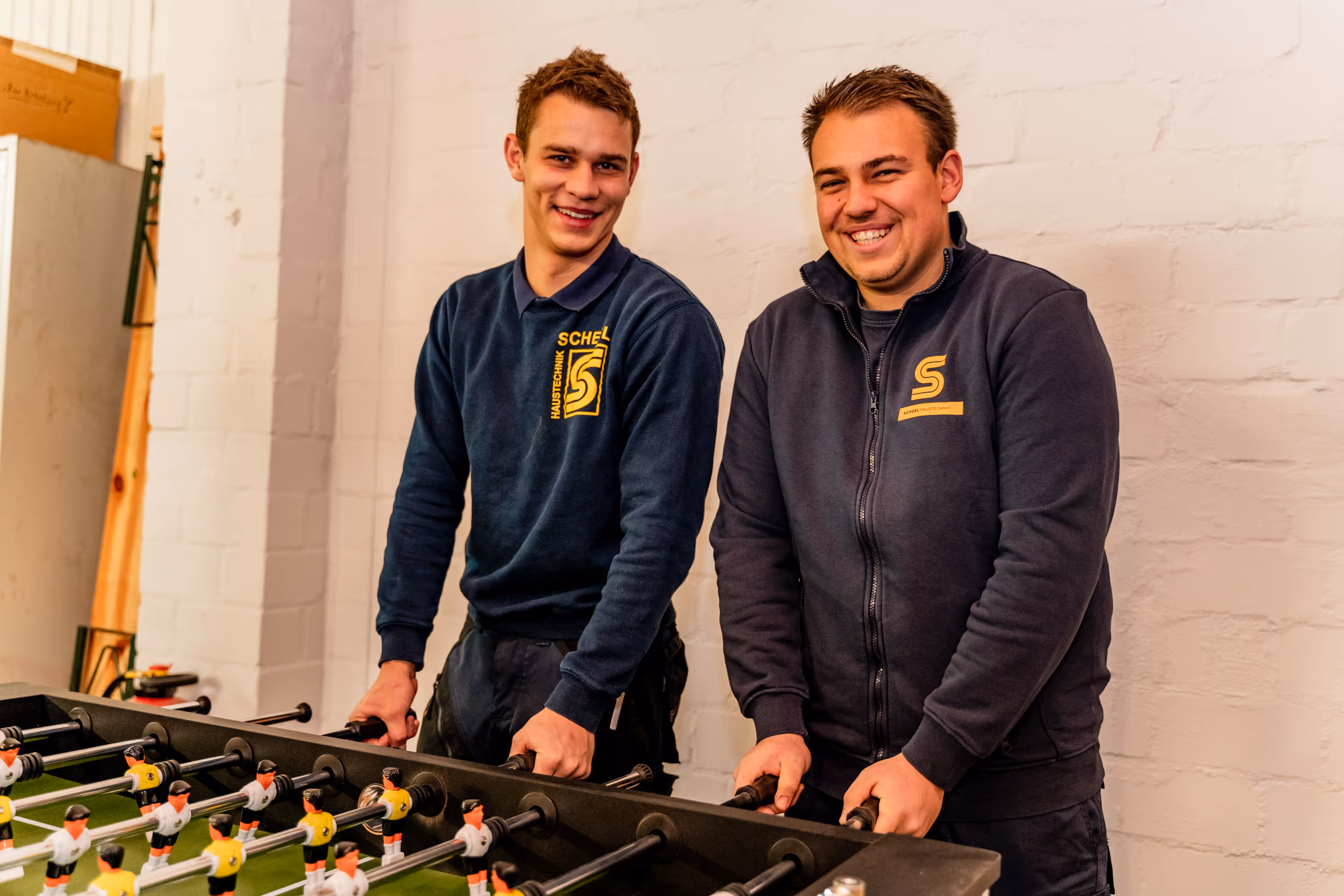 Zwei Scheel Mitarbeiter beim Kickern.