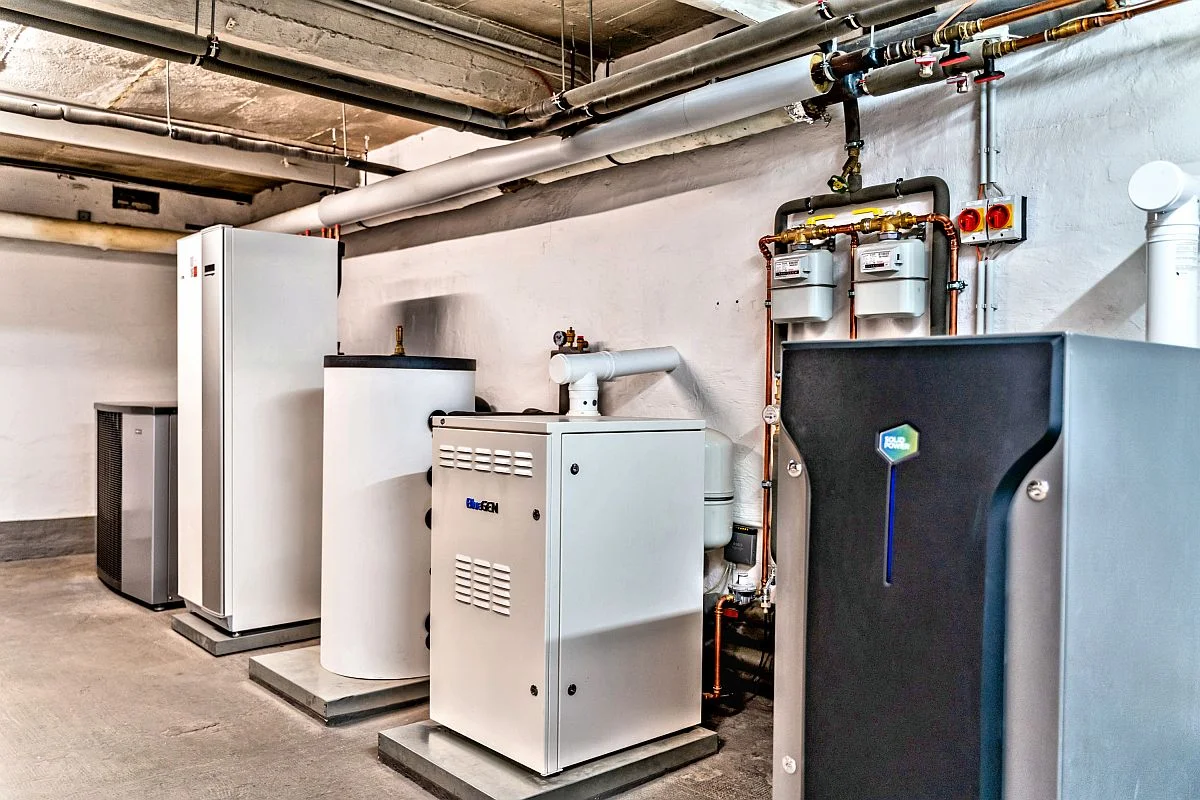 Heizungskeller mit Wärmepumpenanlage inkl. Industrieflächenheizung