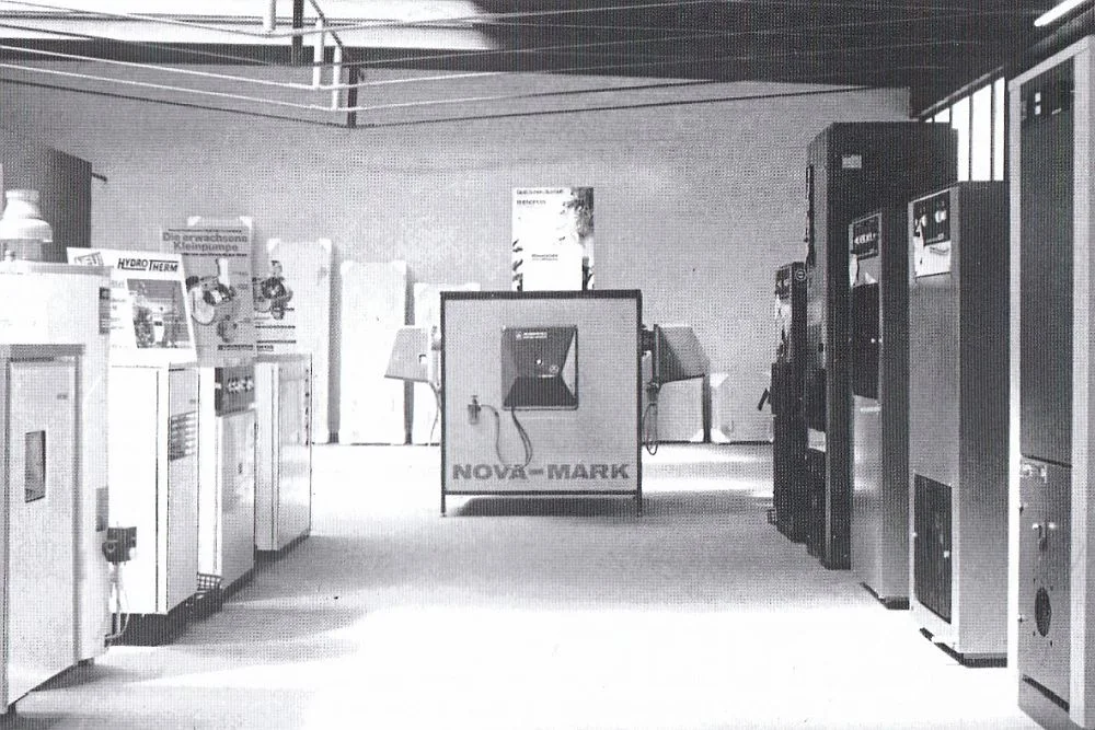 Ausstellungsraum mehrere (Gas-)Heizungen, in der Mittel eine Nova-Mark Anlage