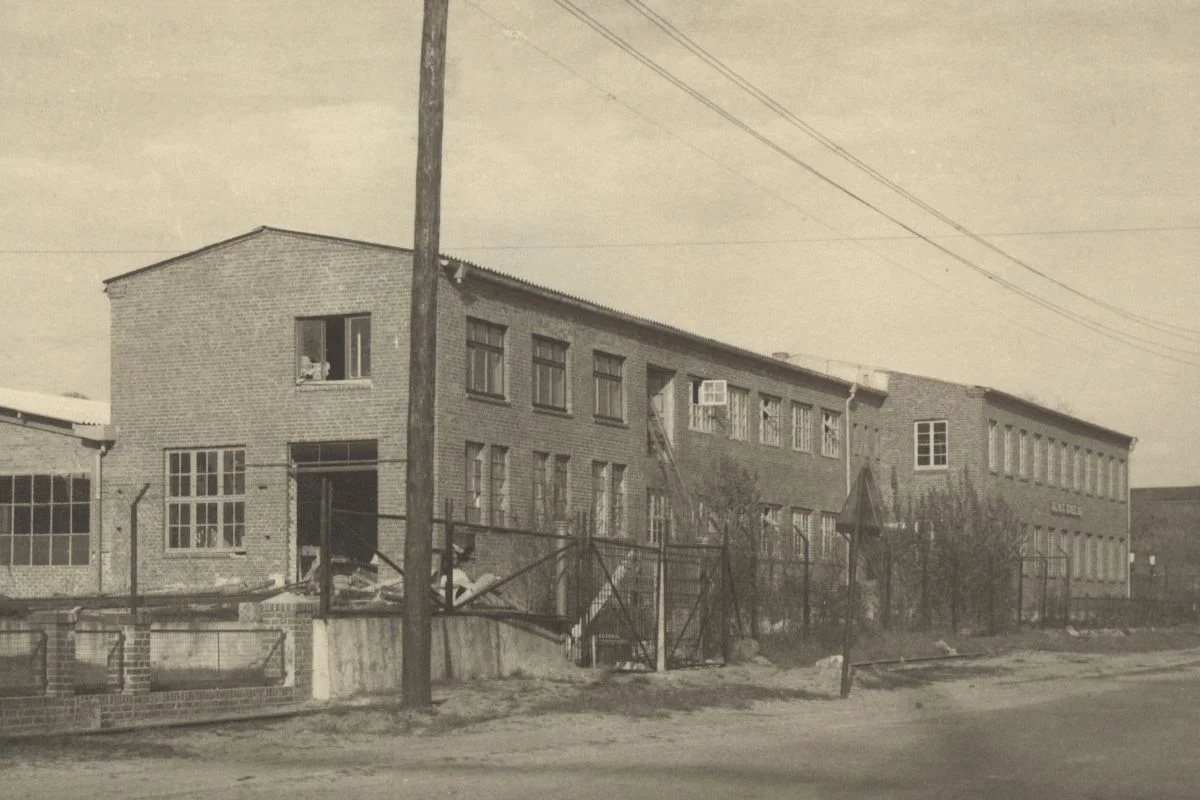 Altes Sepiafoto mit Firmengebäude seitlich
