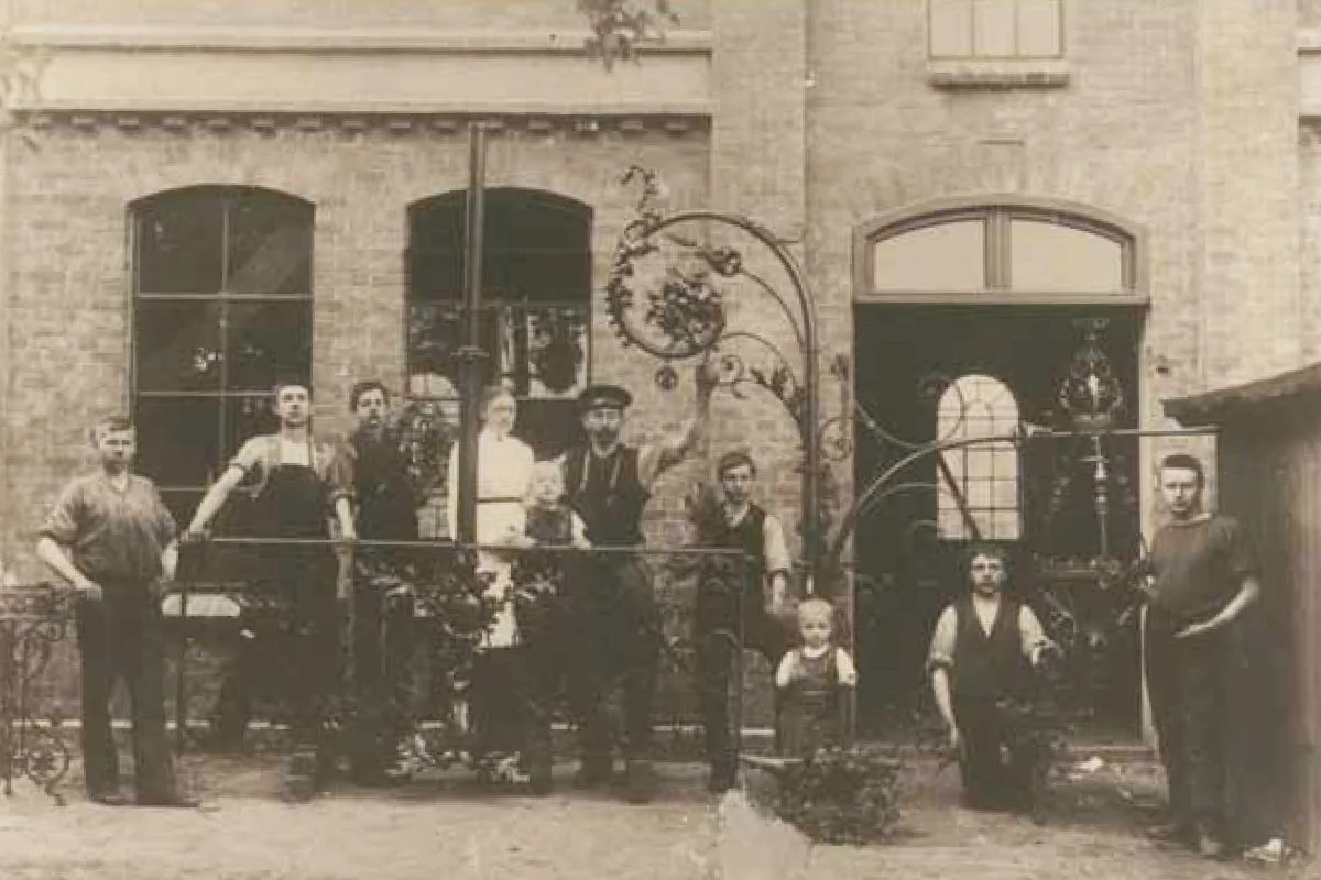 Altes Sepia Foto Scheel Mitarbeiter vor altem Firmengebäude