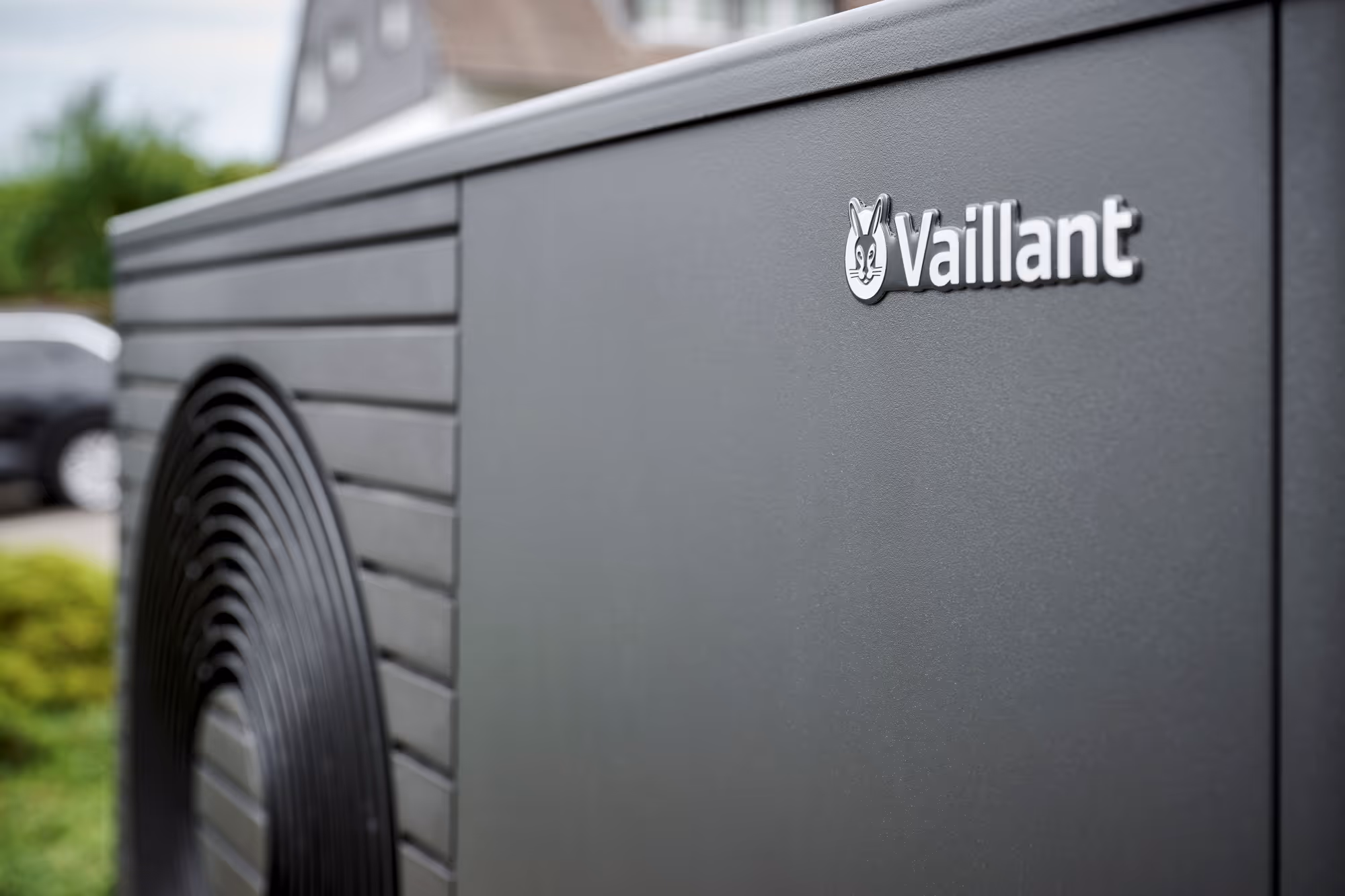 Nahaufnahme einer schwarzen arotherm Wärmepumpe von Vaillant