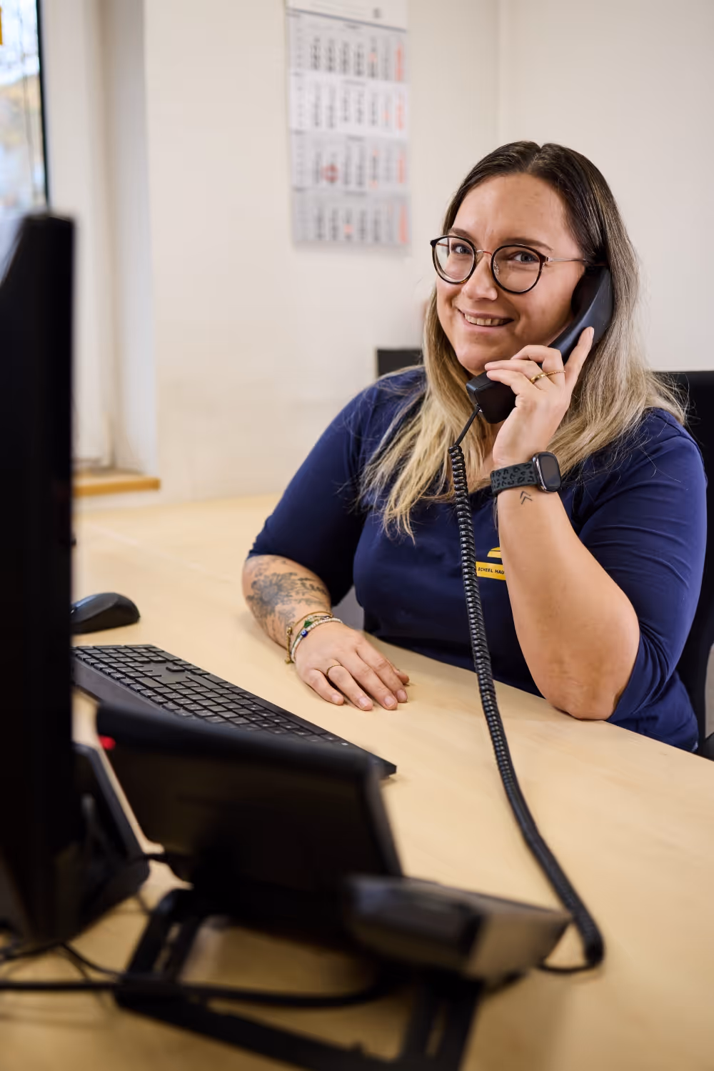 Scheel Büro Mitarbeiterin am Telefon