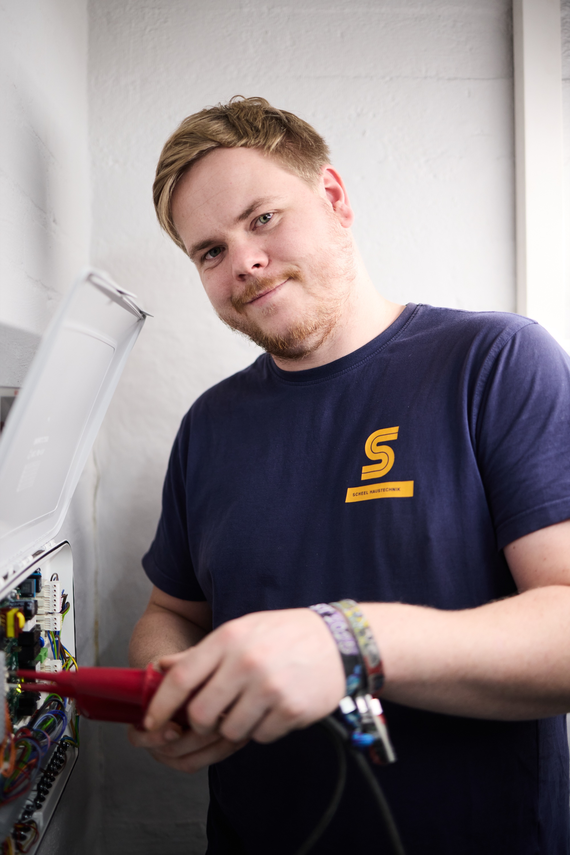 Scheel Anlagenmechaniker prüft einen Schaltschrank