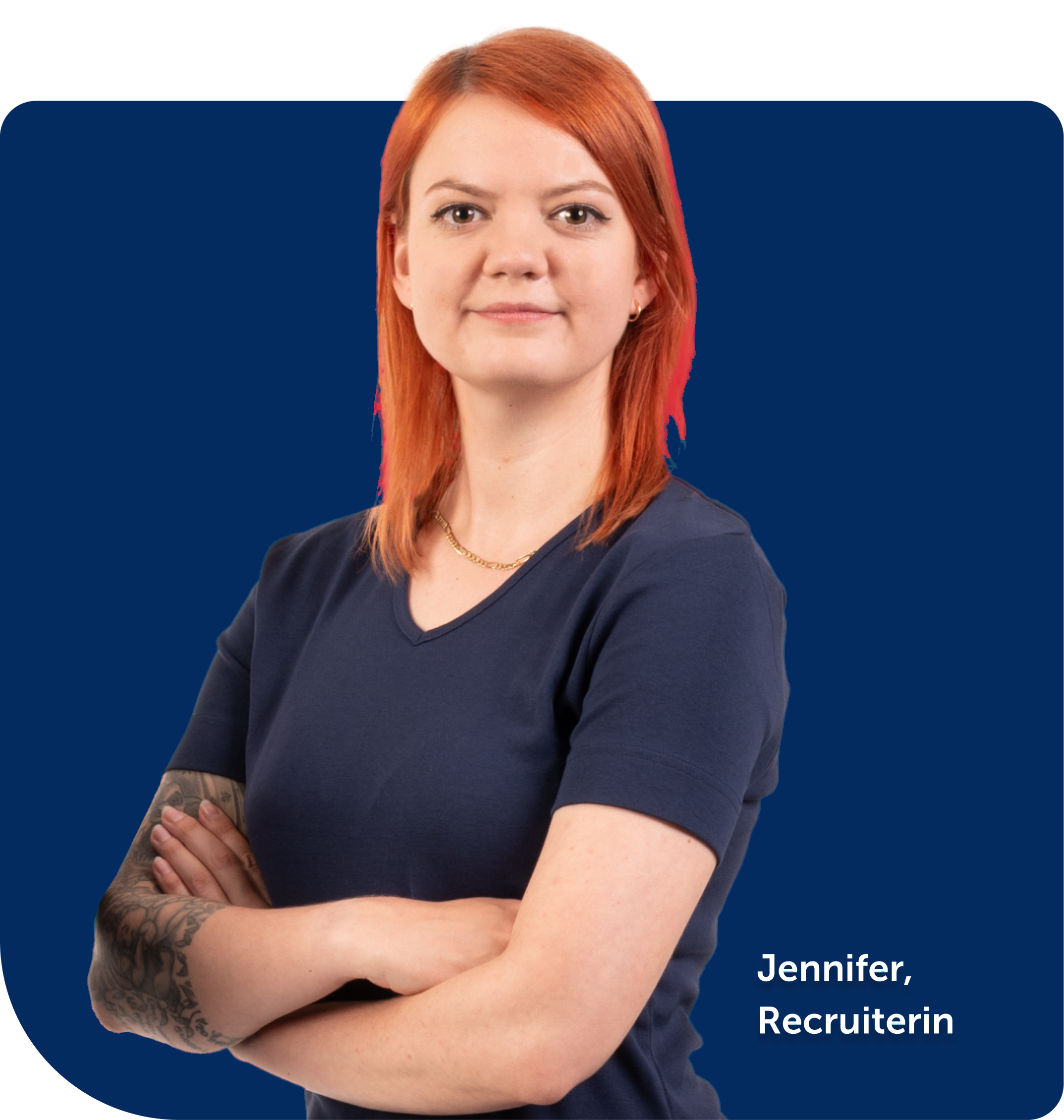 Porträt von Jennifer, Recruiterin, mit verschränkten Armen vor blauem Hintergrund