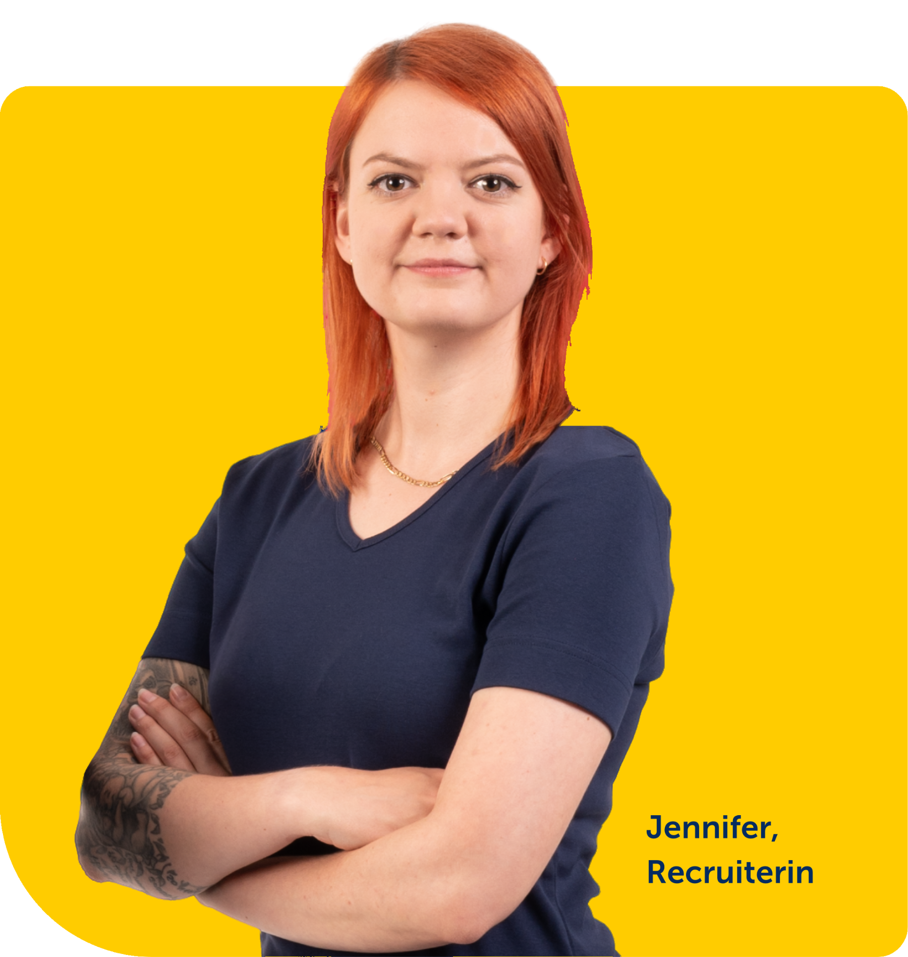 Porträt von Jennifer, Recruiterin, mit verschränkten Armen vor gelbem Hintergrund