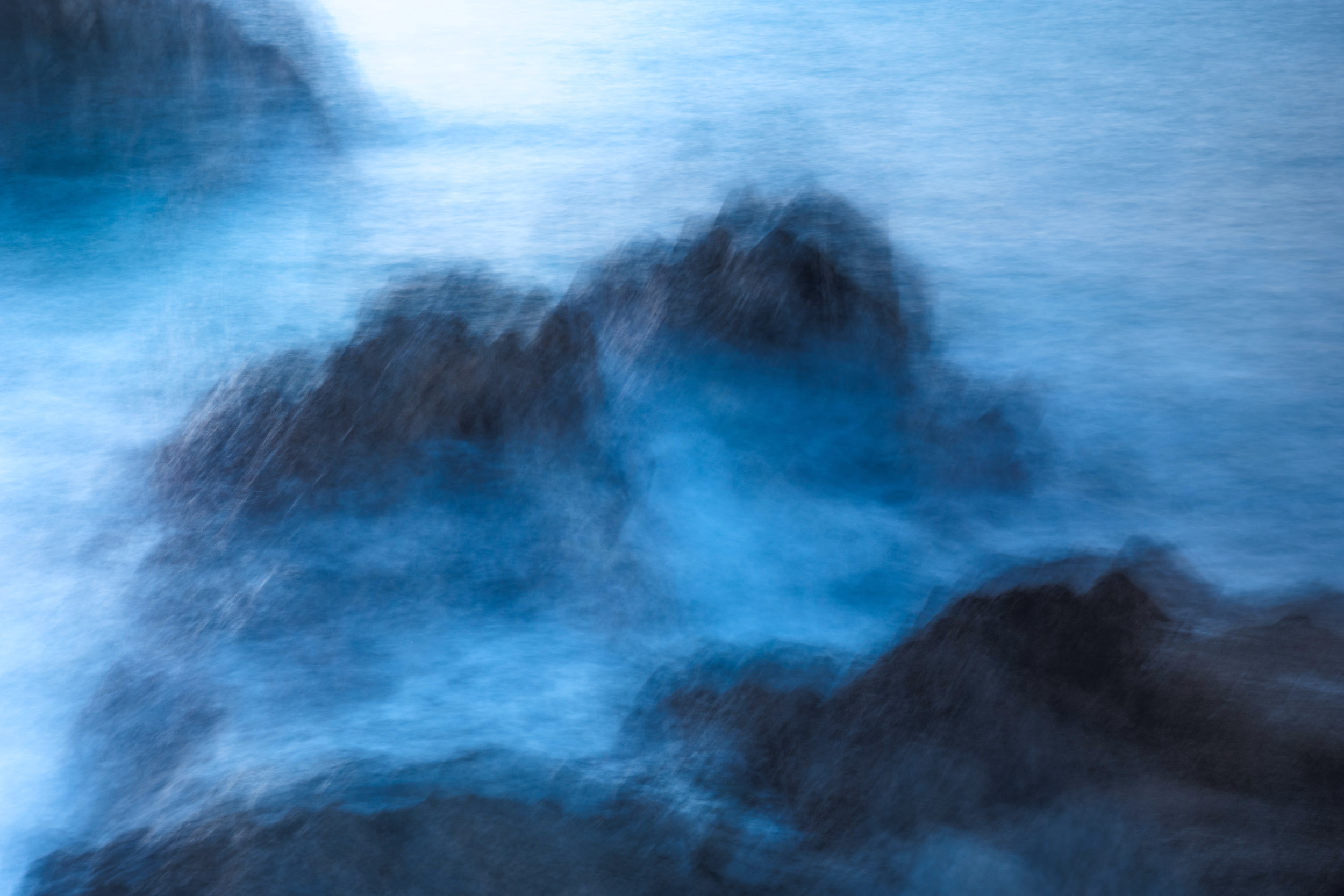 Immagine creativa di scogli e mare con movimento dinamico