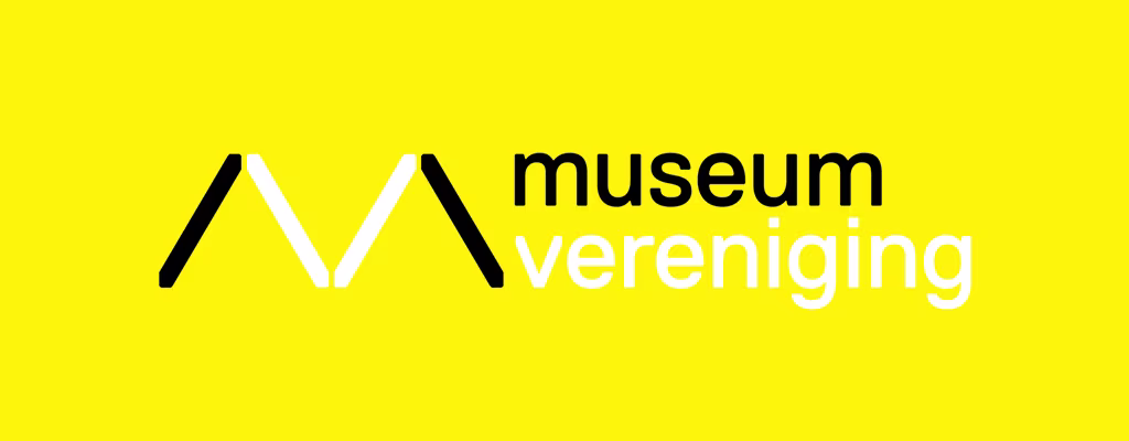 Logo van de Museumvereniging op gele achtergrond met zwart-witte letters en een gestileerde 'M'.
