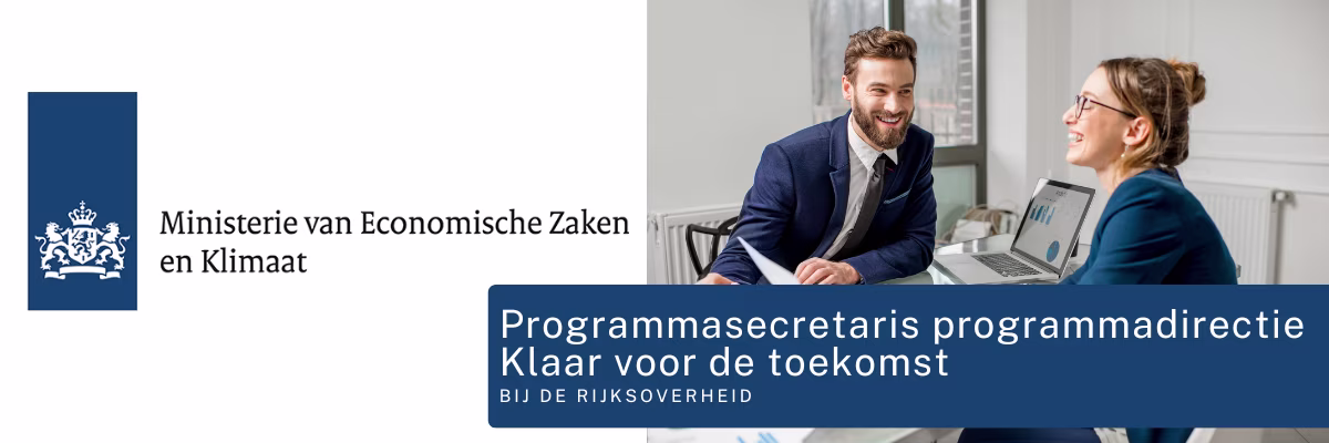 Twee collega's in gesprek aan een bureau met laptop, met logo Ministerie van Economische Zaken en Klimaat.