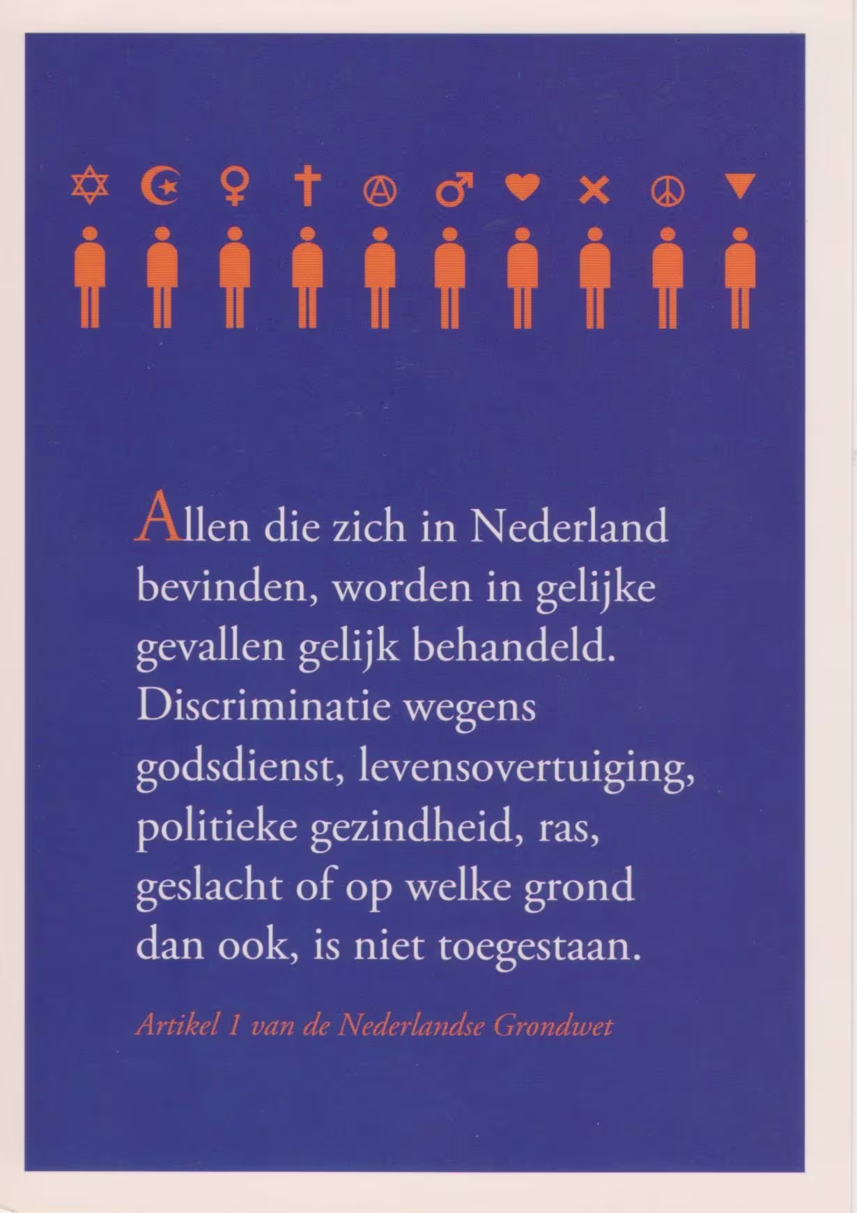 Poster met diverse religieuze en identiteitssymbolen boven menselijke figuren, met Artikel 1 van de Grondwet over gelijkheid.