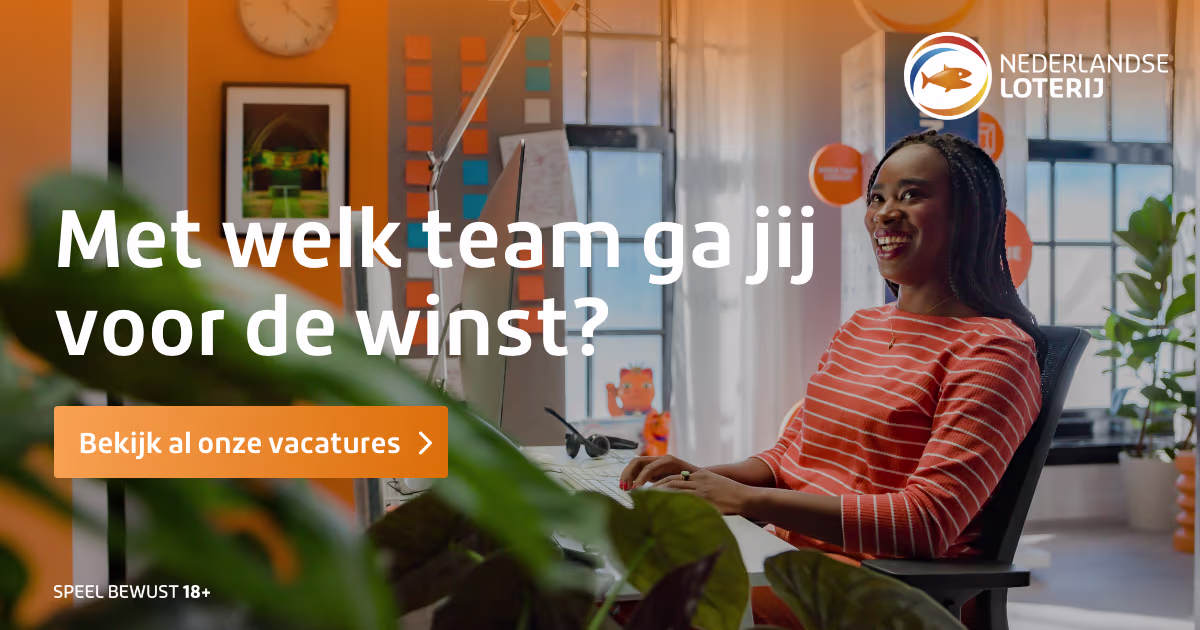 Lachende vrouw in gestreept shirt werkt op laptop in modern kantoor met planten en oranje accenten.