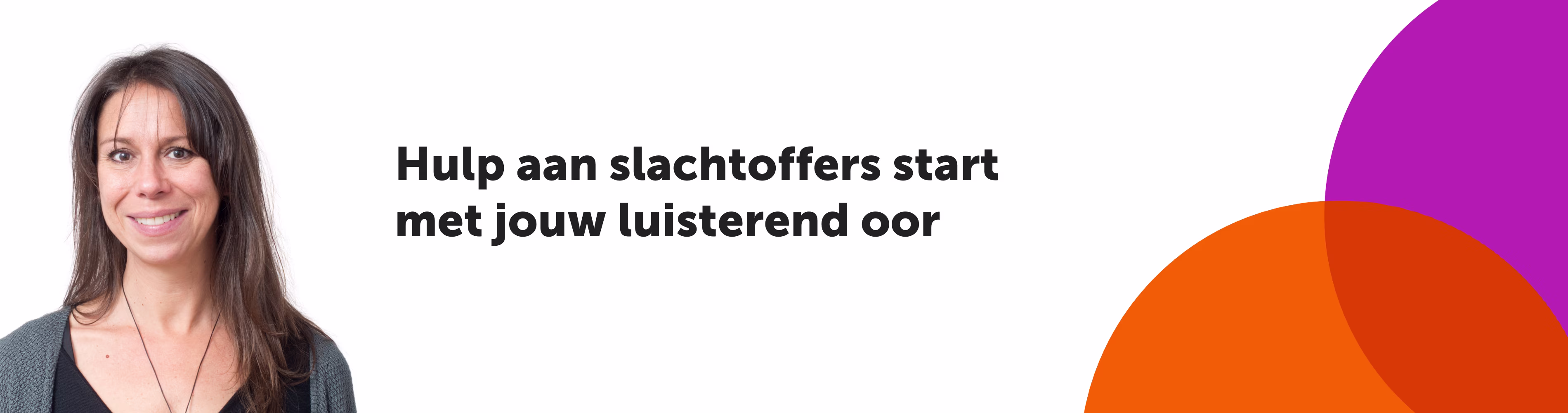 Glimlachende vrouw met donker haar naast tekst "Hulp aan slachtoffers start met jouw luisterend oor" en kleurrijke cirkels.