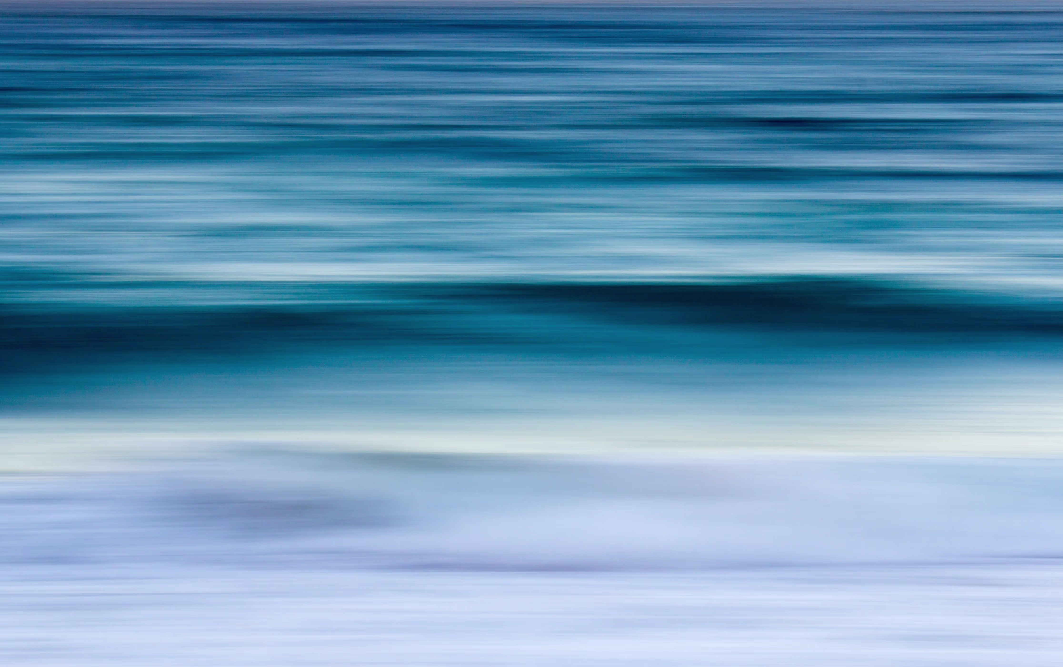 Abstracte weergave van bewegende golven in blauw en wit tinten, met horizontale lijnen door motion blur effect.