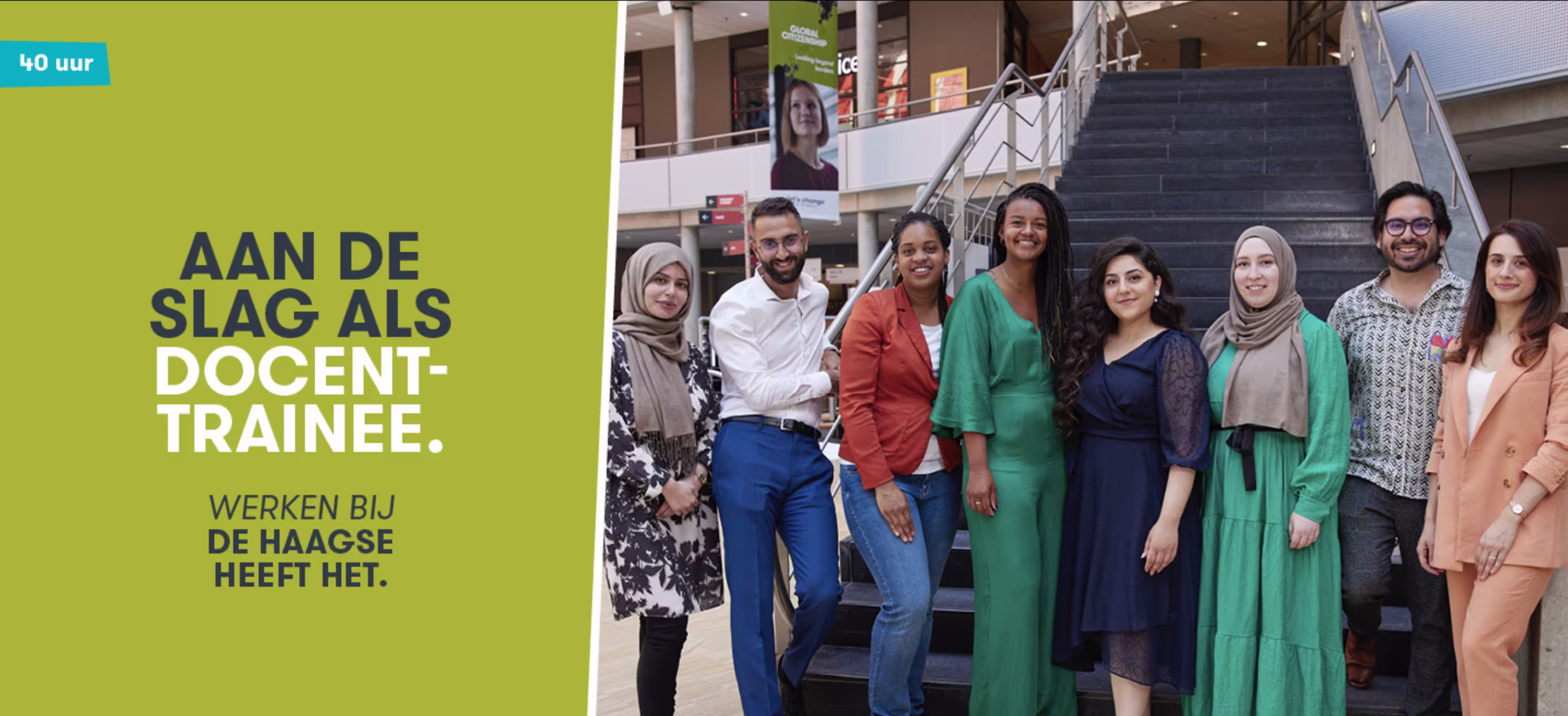Groep diverse studenten en medewerkers poseren samen op een trap in een modern universiteitsgebouw van De Haagse Hogeschool.