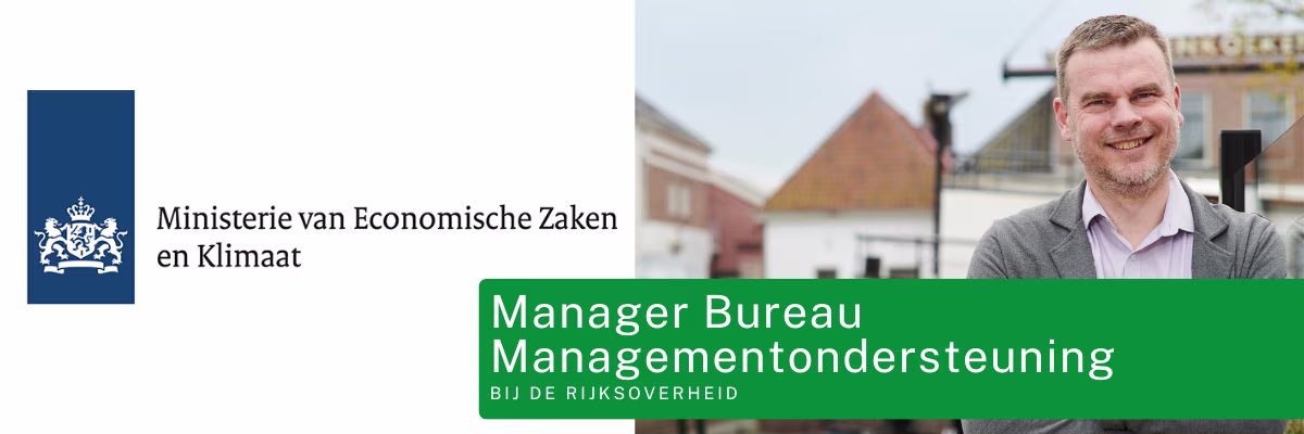 Glimlachende man in pak op straat met logo Ministerie van Economische Zaken en Klimaat en tekst "Manager Bureau Managementondersteuning".