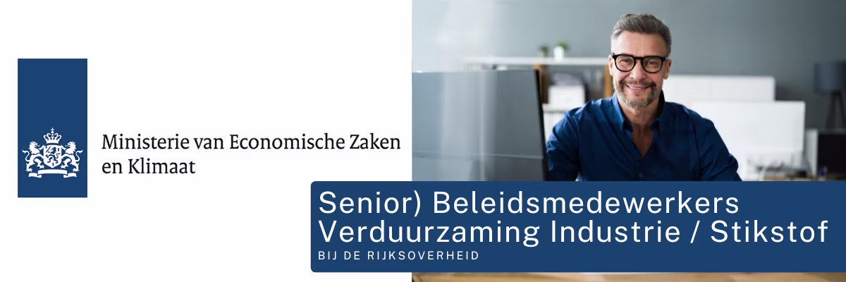 Een glimlachende man met bril in een blauw overhemd in een modern kantoor, met het logo van het Ministerie van EZK.