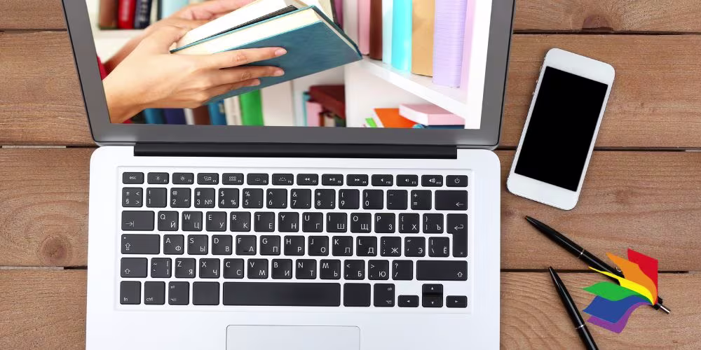 Een laptop toont handen die een boek pakken uit een boekenkast, met een smartphone en regenboogkleurige notitiekaartjes op tafel.