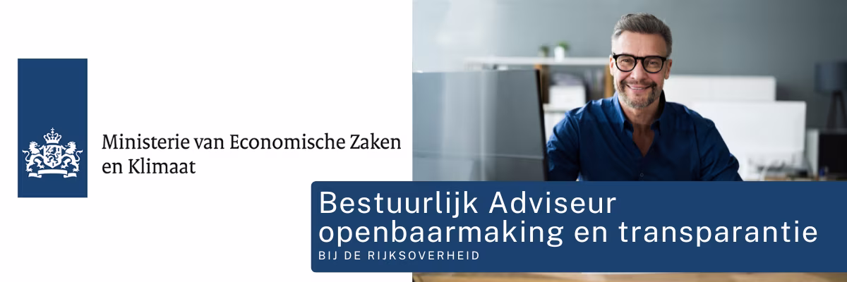 Een lachende man met bril en blauw overhemd in een moderne kantooromgeving, met het logo van het Ministerie van EZK.