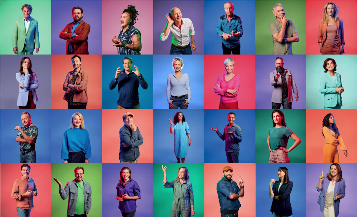 Collage van 28 diverse KRO-NCRV medewerkers tegen kleurrijke achtergronden, variërend in leeftijd, geslacht en etniciteit.