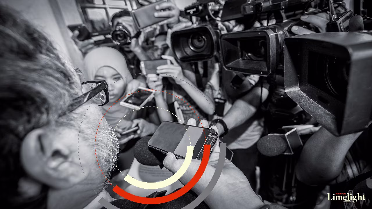 Zwart-wit foto van cameraploeg aan het werk met professionele videocamera's en filmapparatuur in een drukke omgeving.