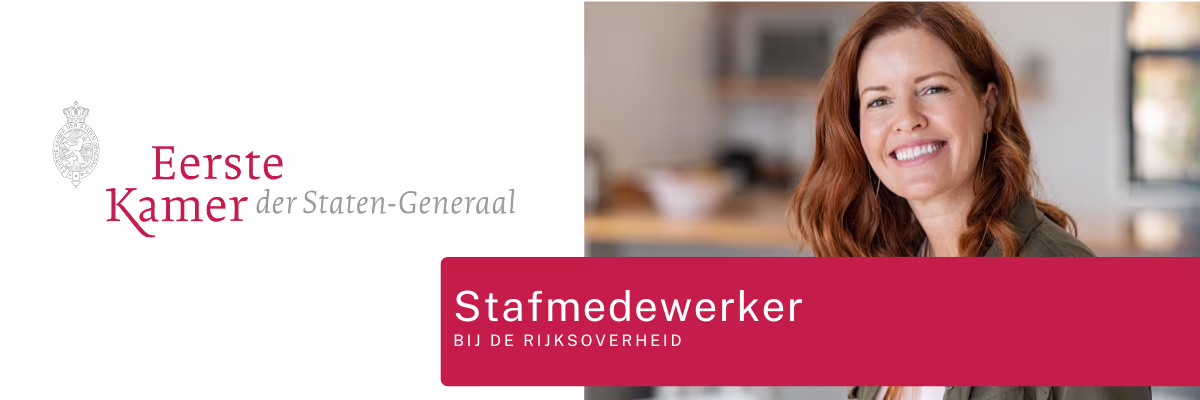 Lachende vrouw met rood haar in moderne keuken, logo Eerste Kamer en tekst "Stafmedewerker bij de Rijksoverheid".
