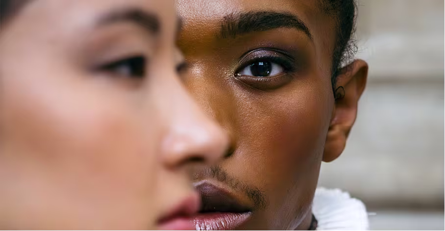 Close-up van twee balletdansers met geconcentreerde blik, gefocust op hun gezichten en expressieve ogen.