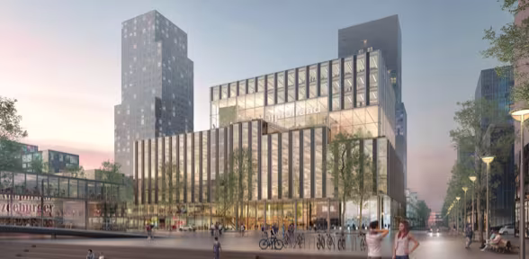 Modern gemeentehuis met glazen gevel, omringd door hoogbouw en groen, met mensen en fietsers op het plein ervoor.
