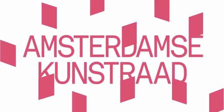 Logo van De Amsterdamse Kunstraad met roze tekst en decoratieve geometrische vormen op witte achtergrond.