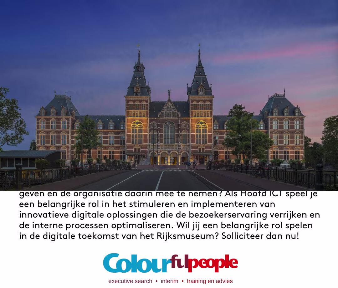 Het Rijksmuseum in Amsterdam bij avond met verlichte gevel en blauwe hemel met roze tinten.