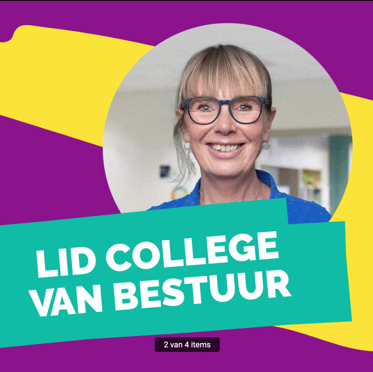 Een blonde vrouw met bril glimlacht vriendelijk. Tekst toont "Lid College van Bestuur" op kleurrijke achtergrond.