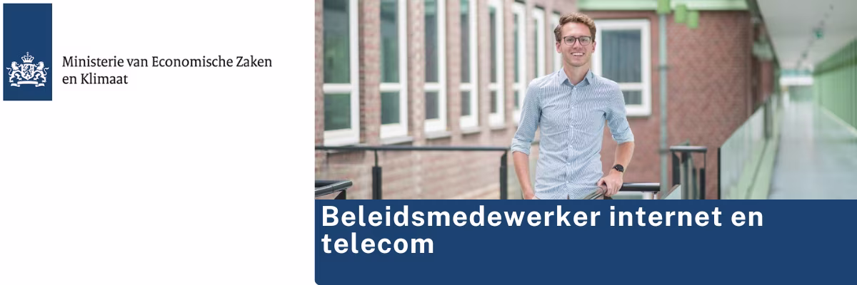 Een man in blauw overhemd staat buiten bij een bakstenen gebouw, met tekst "Beleidsmedewerker internet en telecom".