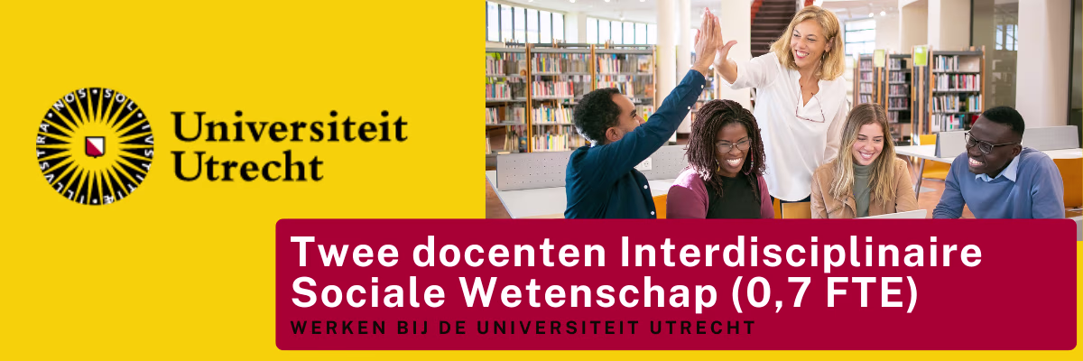 Diverse groep studenten en docent geven high-five in universiteitsbibliotheek, logo Universiteit Utrecht zichtbaar.