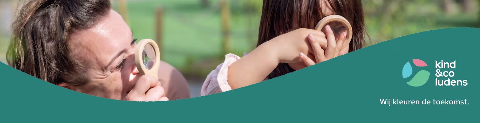 Twee kinderen kijken door vergrootglazen in een groene buitenomgeving, met het logo van Kind&co ludens.