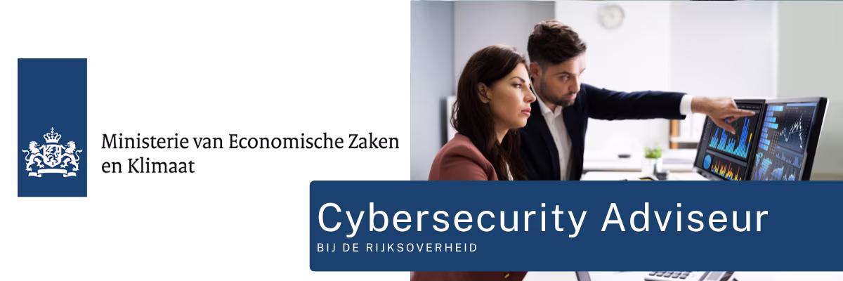 Twee collega's bekijken samen grafieken op een computermonitor in een modern kantoor van het Ministerie van EZK.